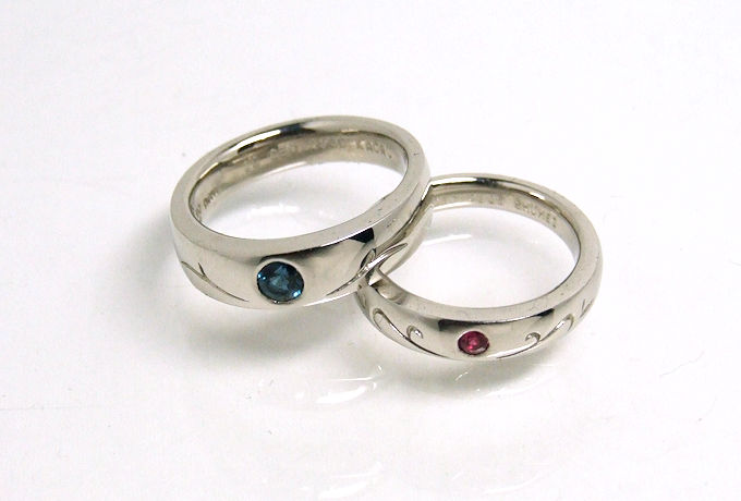 コバルトスピネルとルビーのオーダーメイド結婚指輪（マリッジリング）