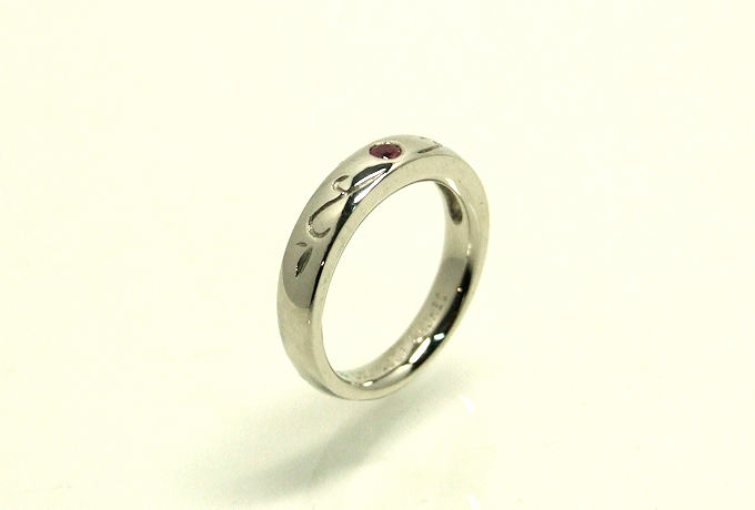コバルトスピネルとルビーのオーダーメイド結婚指輪（マリッジリング）